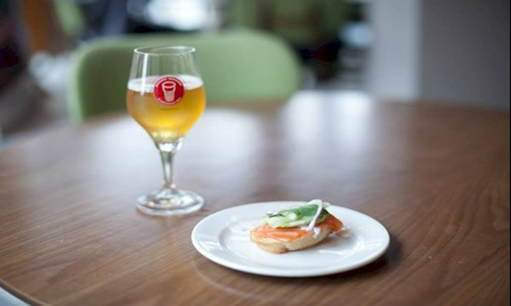Bier met sandwich header